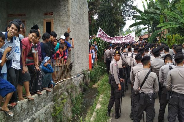 Warga Demo karena Mendapat...