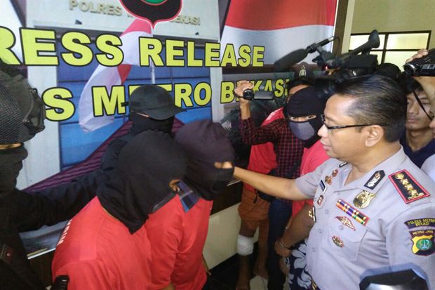 Lima Kawanan Perampok...
