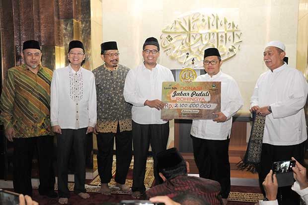 Serahkan Bantuan Rp2,1...