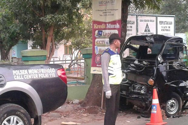 Pick Up Tabrak Pohon,...