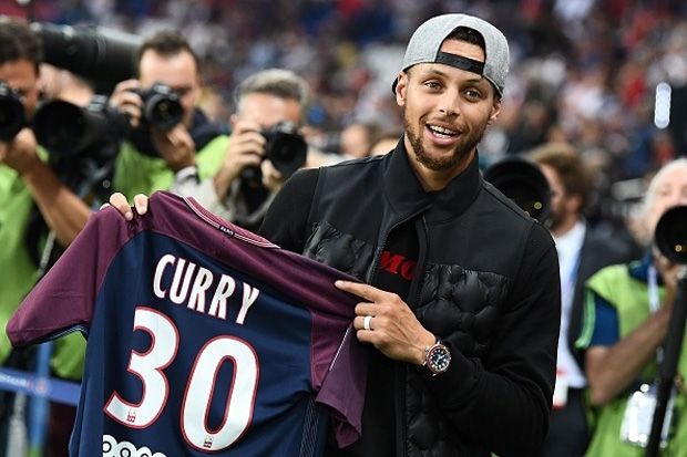 Stephen Curry Tunjukkan...