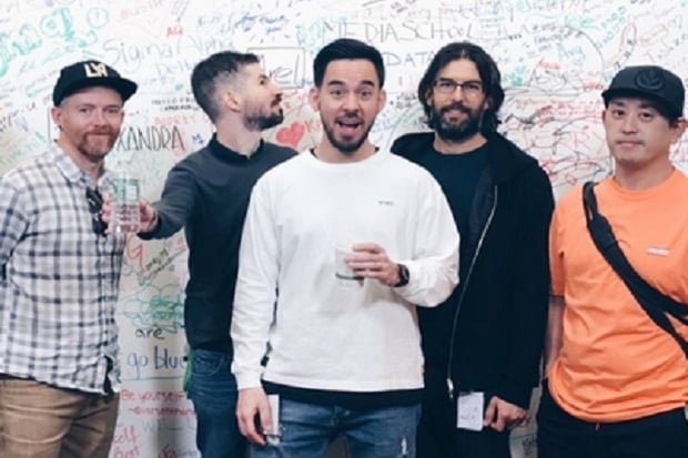 Linkin Park Gelar Konser...