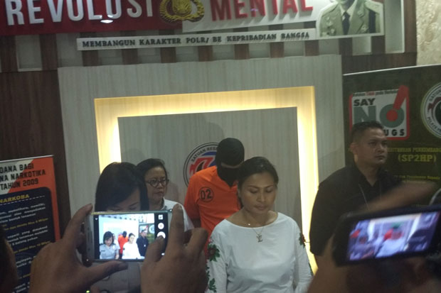 Peras dan Takuti Masyarakat,...