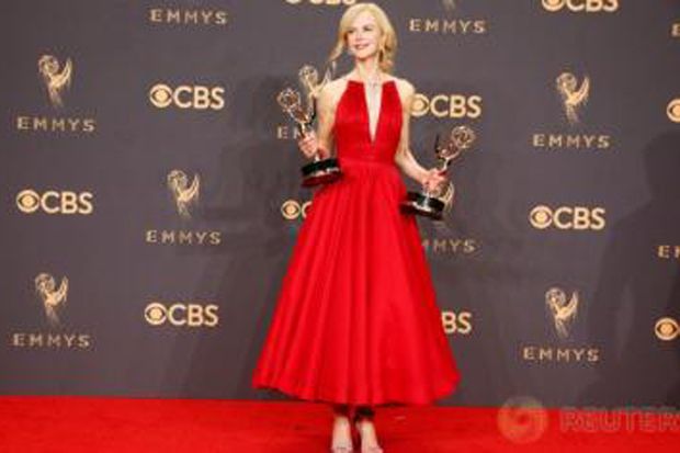 Ini Busana Terbaik Emmy...