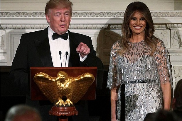 Melania Trump Anggun...