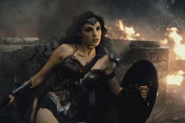 Gal Gadot Bermain di...
