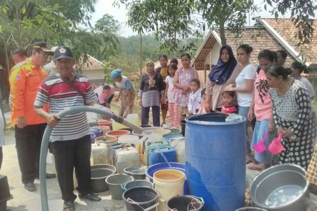 Kekeringan di Karawang...
