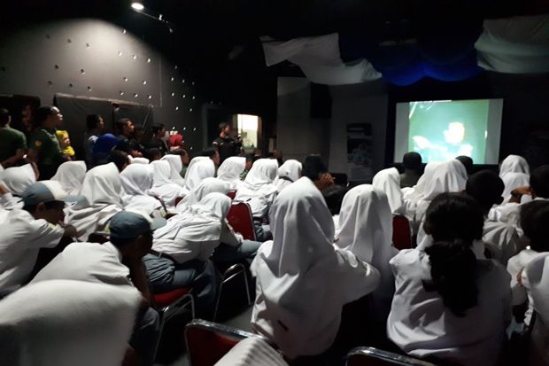 Ratusan Pelajar Nobar...