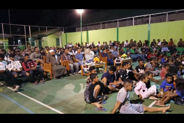 Ratusan Warga Nobar...