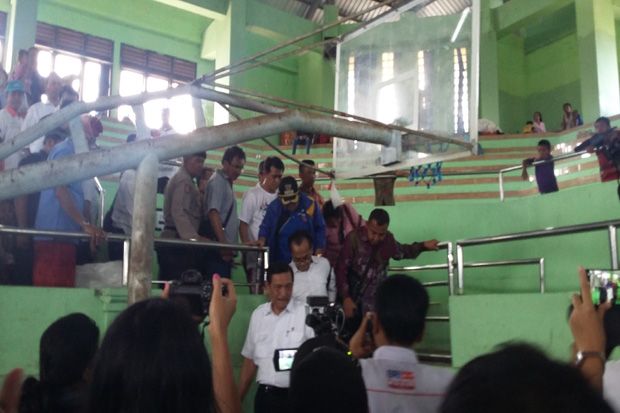 Luhut Serahkan Bantuan...