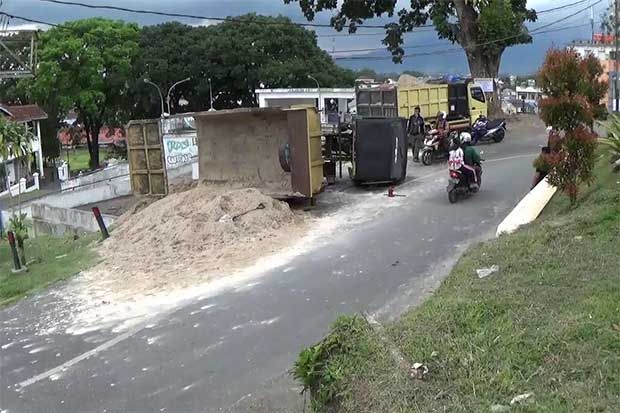 Tak Laik Jalan, Truk...