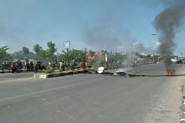 Ratusan Warga Segel...