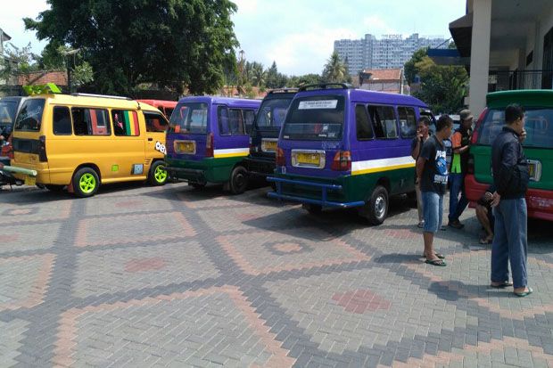 Tolak Angkutan Online,...