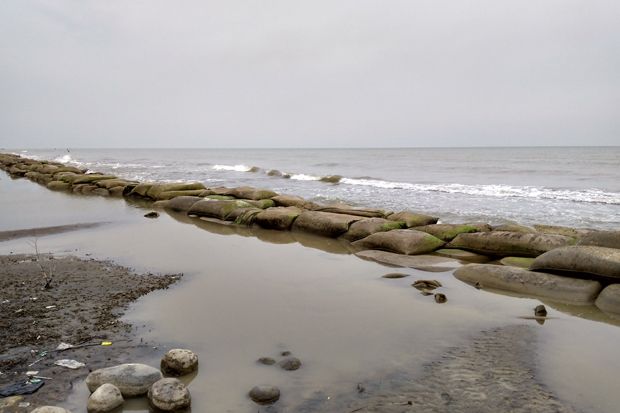 Tanggul Jebol, Air Laut...