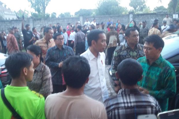 Jokowi Kunjungi Pengungsi...
