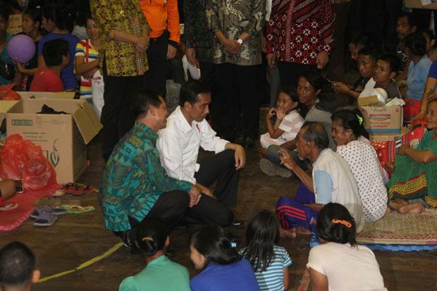 Kunjungi Pengungsi Gunung...
