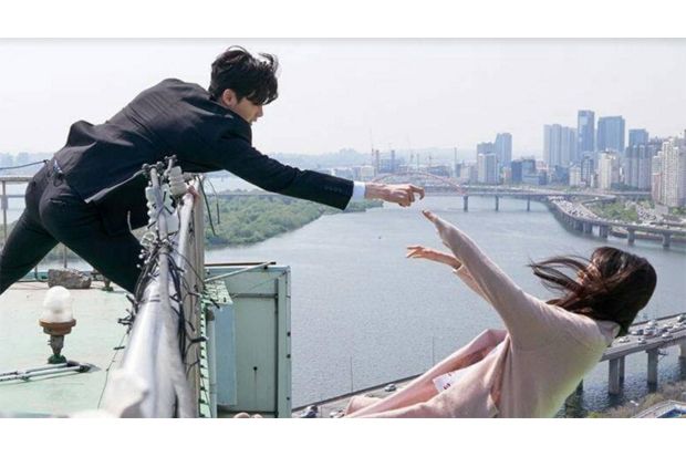 Lee Jong Suk Cegah Suzy...