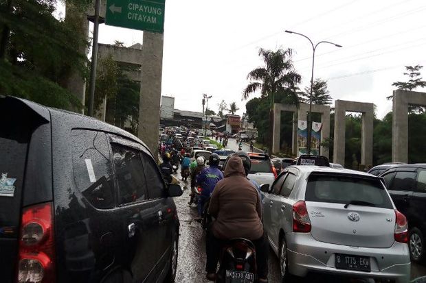 Hujan Deras, Lalu Lintas...