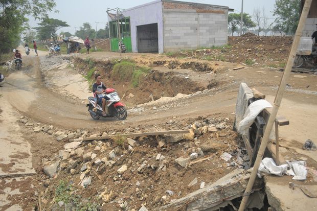 Diguyur Hujan, Jalan...