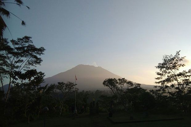 Asap Gunung Agung Mencapai...
