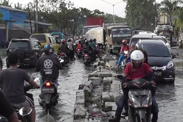 Jalan Rusak dan Terendam...