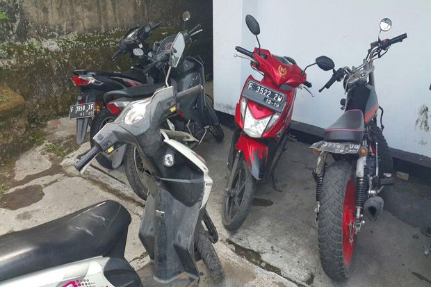 Pura-pura Sewa Ojek,...