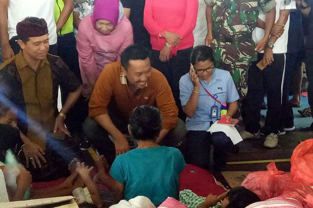 Menpora Kunjungi Pengungsi...