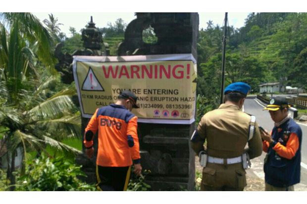 BNPB Pasang Rambu Peringatan...