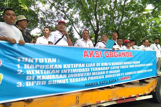 Puluhan Sopir Truk Demo...