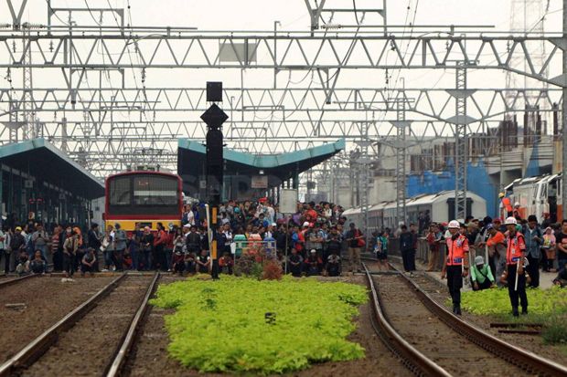 Gara-gara KRL Anjlok,...
