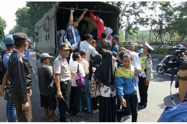 Belasan Truk Polresta...