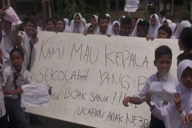 Tuntut Kepala Sekolah...