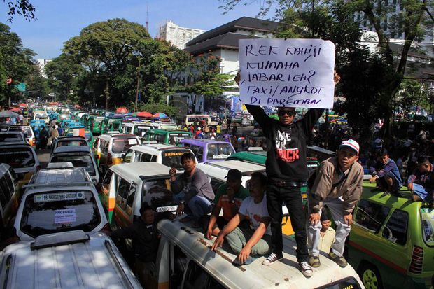 Angkot di Bandung Akan...