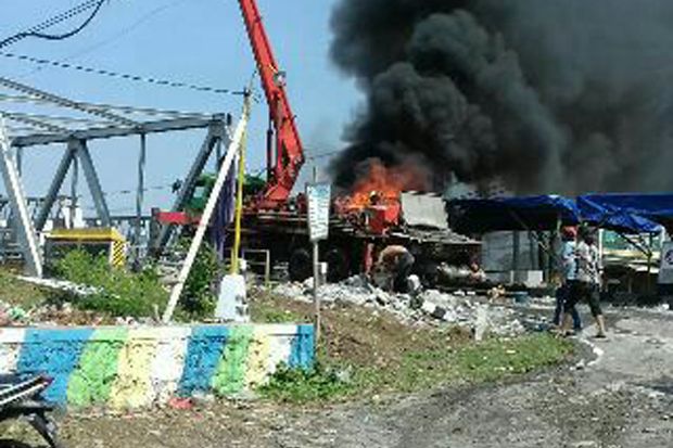 Truk Pompa Beton Terbakar...