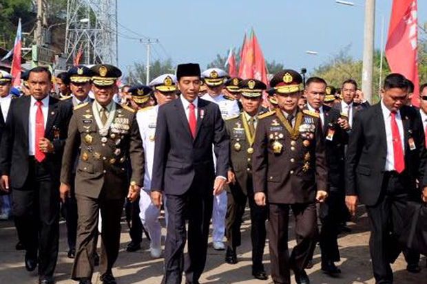 Jokowi Jalan Kaki, Panglima...
