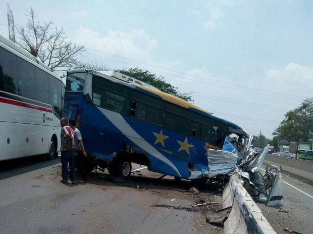 Hantam Beton Pembatas...