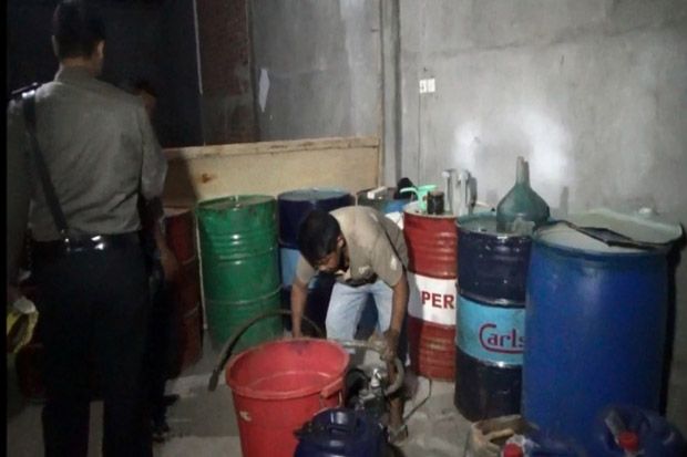 Polisi dan Warga Gerebek...