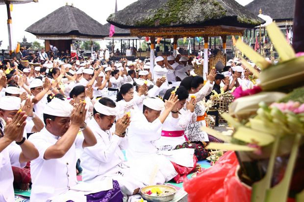 Purnama Kapat, Gubernur...