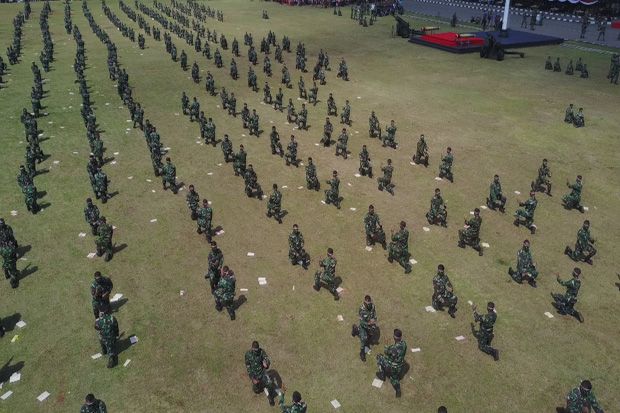 Warga Tempuh Ratusan...