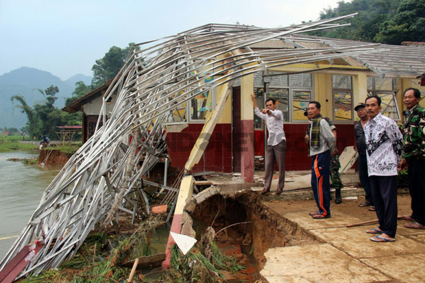 Diterjang Banjir Bandang,...
