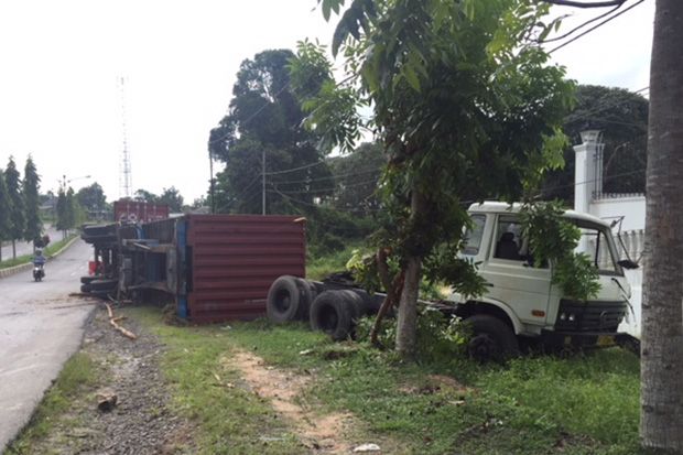 Lepas Kendali di Tikungan,...