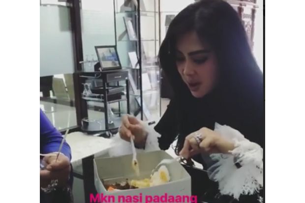 Syahrini Bahagia Makan...