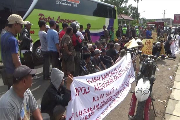 Ratusan Warga Kuningan...