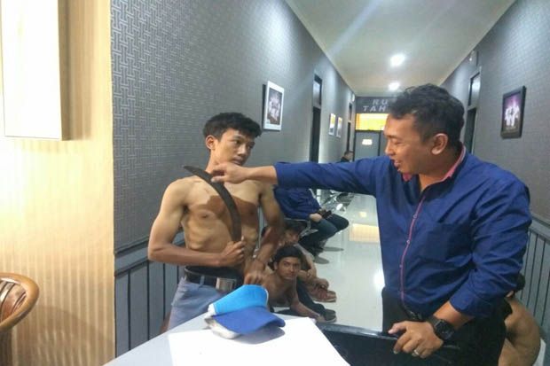Bawa Sajam, 27 Pelajar...