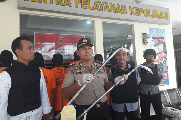Merampok, 8 Anggota...