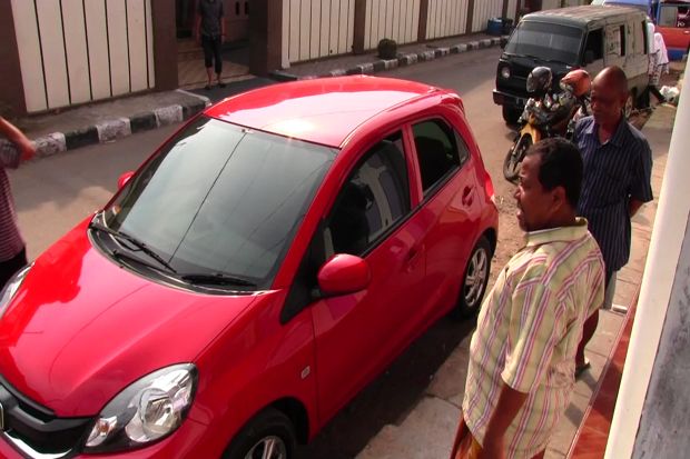 Rampok Pecah Kaca Mobil...