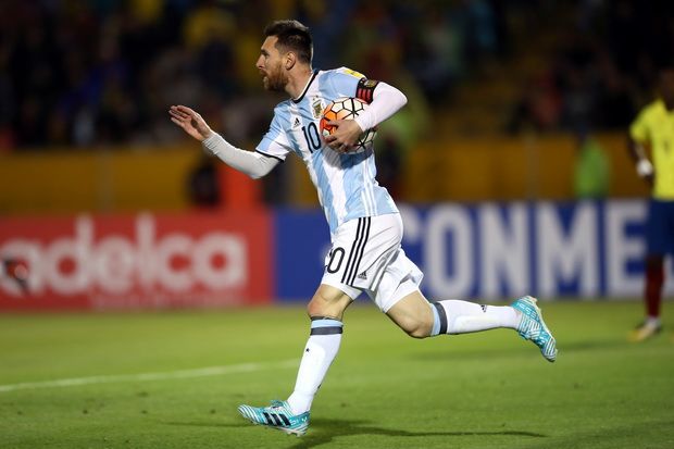 Hat-trick Messi Pastikan...