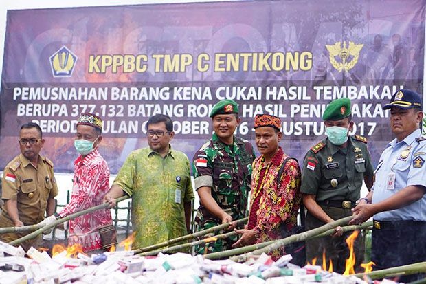 Bea Cukai Entikong Musnahkan...