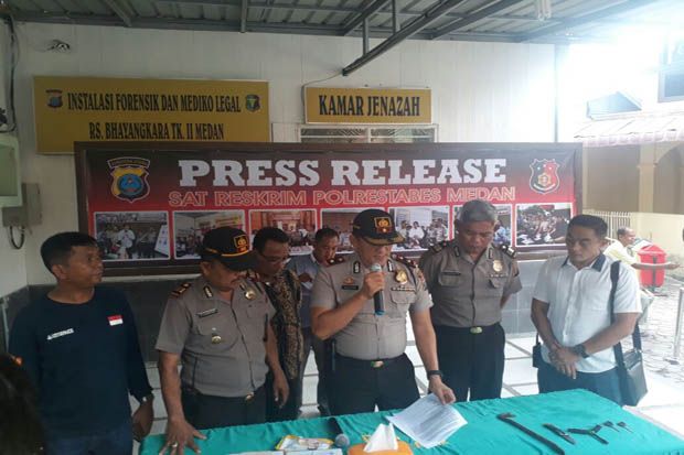Serang Petugas dengan...