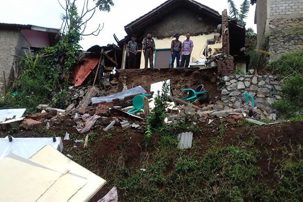 Rumah Roboh Akibat Longsor,...